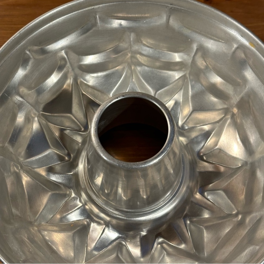 Vintage Aluminum Geometric Shaped Cake Pan Baking - Picture 2 of 4